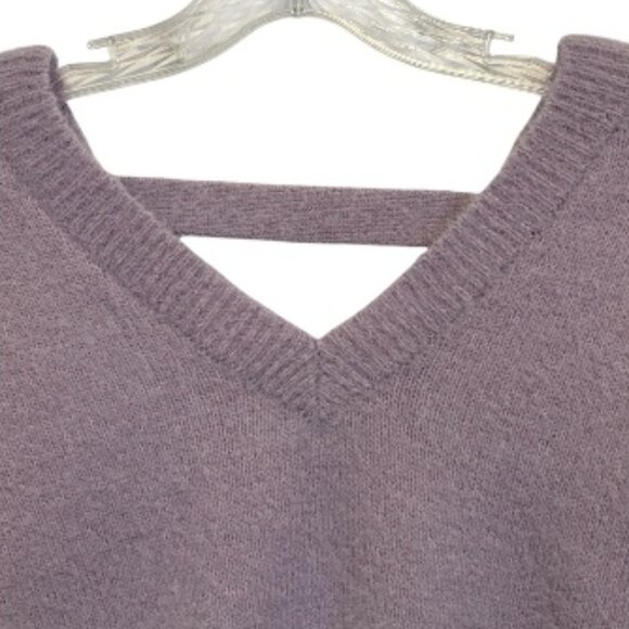 Jessica Simpson Fuzzy Cropped V-Neck Sweater XS Lavender Purple Open Back EUC - Picture 2 of 6